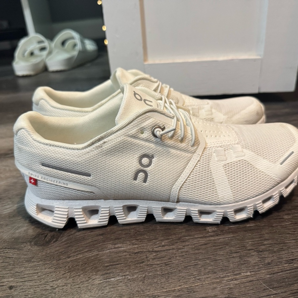 On Running White Athletic Shoes with Cloud Cushioning - Picture 7 of 8